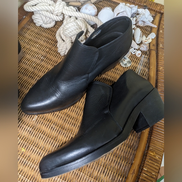 Intentionally blank black leather ankle boots sz 7  But Fits Smaller - Picture 5 of 9